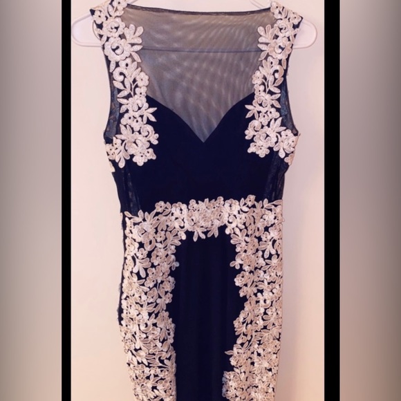 Betsy & Adam Lace Mesh-Inset Gown - Picture 4 of 5